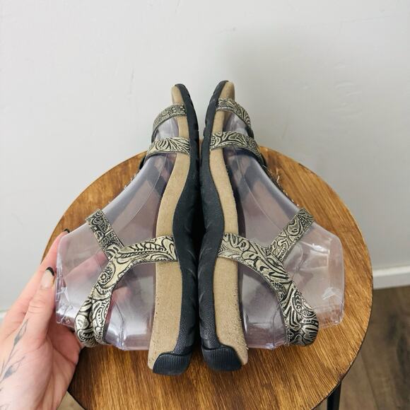 Taos Trophy 2 Metallic Gold Strappy Sandals Women’s Size 8 - Picture 6 of 10